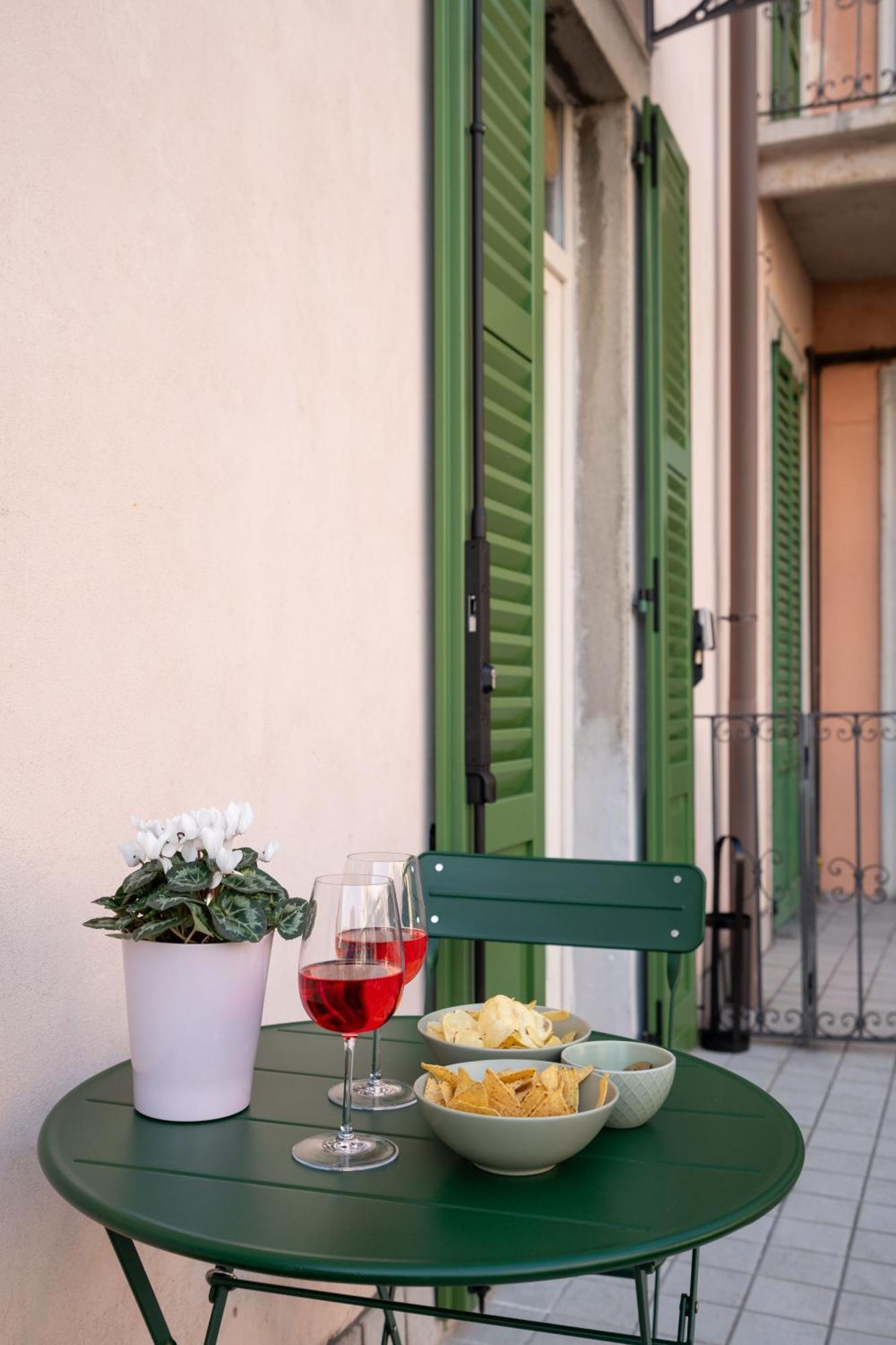La Farfalla Blu - Boutique Apartment Bergamo Bagian luar foto