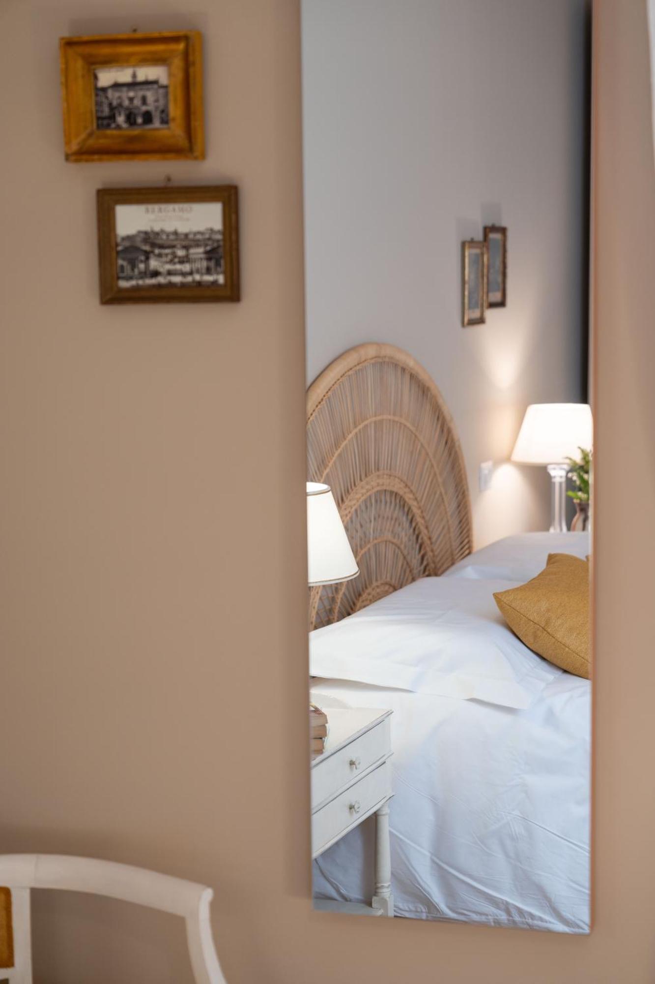 La Farfalla Blu - Boutique Apartment Bergamo Bagian luar foto
